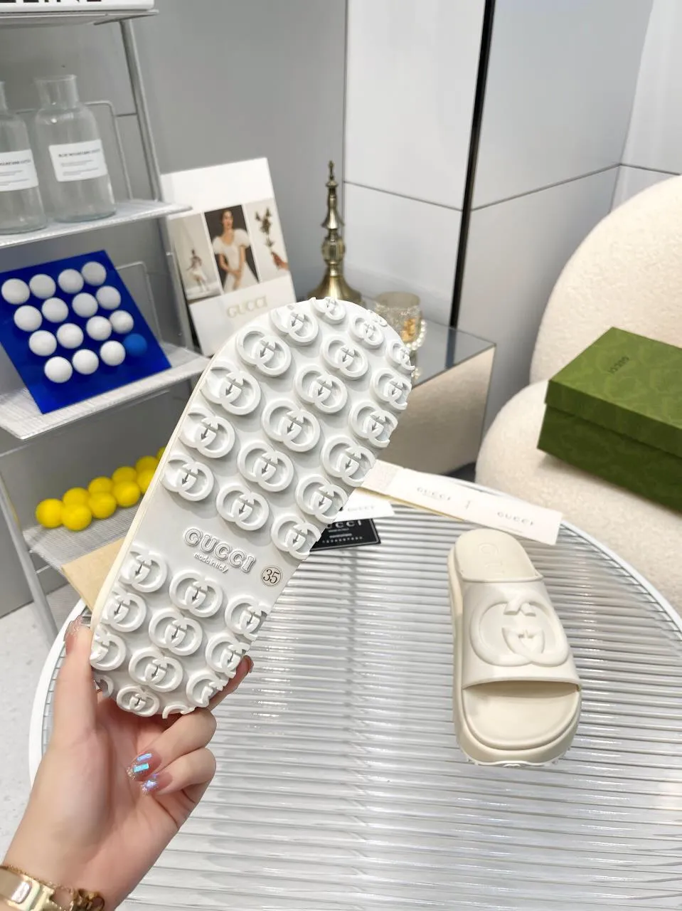 👟👟Ex-factory price👟👟Ex-factory price 360👟👟 Women's Shoes Factory Gucci｜Miami 2022 summer macaron color thick-soled slippers💜 Comfortable and versatile, macaron color, thick sole elongates🧚‍♀️Little fairies' leg lines become longer in seconds! It looks like a pair of beach shoes on your feet. Imagine walking on the beach wearing these shoes and not getting stuck in the sand at all. The sunset, the beach at dusk 🏖️. And you in the silhouette on the beach, stroking your long hair and fluttering long skirt... 🖤The upper material of the outsole is T👟👟Ex-factory price👟👟Ex-factory price U, so it is very comfortable and effectively relieves the pressure on the feet. ♥️ The shoe height is 4-5CM, which is very suitable for petite girls who are not used to wearing high heels. They are very stable when walking. Code number 35-40